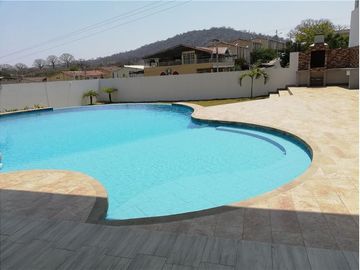 Casa de venta  dentro de urbanización Portoviejo