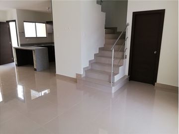Casa de venta  dentro de urbanización Portoviejo