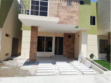 Casa de venta  dentro de urbanización Portoviejo