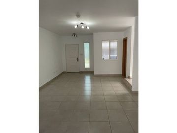 SE VENDE HERMOSA CASA EN PH VICTORIA CON 2 NIVELES