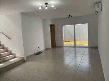 SE VENDE HERMOSA CASA EN PH VICTORIA CON 2 NIVELES