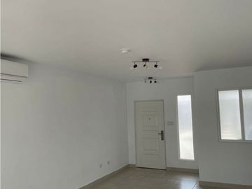 SE VENDE HERMOSA CASA EN PH VICTORIA CON 2 NIVELES