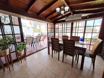 VENTA DEPARTAMENTO 3 AMBIENTES CON ESPECTACULAR TERRAZA PROPIA Y COCHERA EN RAMOS MEJIA