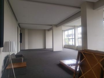 Sierra Vertientes, obra gris, enormes espacios
