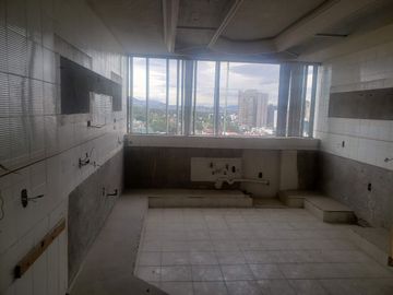 Sierra Vertientes, obra gris, enormes espacios
