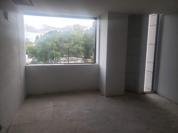 Sierra Vertientes, obra gris, enormes espacios
