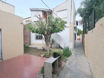 Casa con Departamento en venta en Haedo Chico