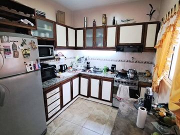 Casa con Departamento en venta en Haedo Chico