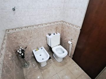 Casa con Departamento en venta en Haedo Chico
