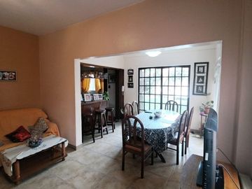 Casa con Departamento en venta en Haedo Chico