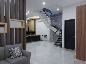 Disewakan Rumah FULL FURNISH Di Perumahan Royal Ketintang Regency