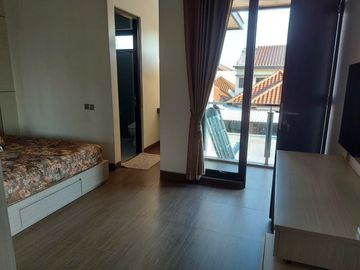Disewakan Rumah FULL FURNISH Di Perumahan Royal Ketintang Regency