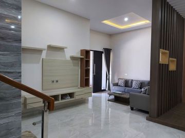 Disewakan Rumah FULL FURNISH Di Perumahan Royal Ketintang Regency