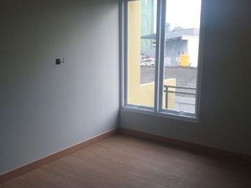 ownhouse 2 lantai strategis harjamukti cimanggis,dengan smart door lock