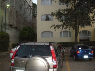 DEPARTAMENTO EN FRACCIONAMIENTO ARBOLADO, EN VENTA