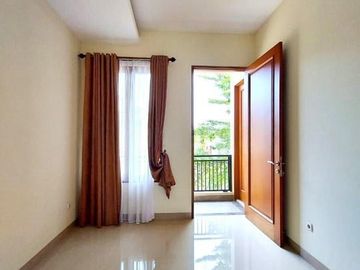 Rumah Cantik Siap Huni di Cirendeu 2 Lantai Dekat ke MRT Lebak Bulus