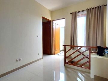Rumah Cantik Siap Huni di Cirendeu 2 Lantai Dekat ke MRT Lebak Bulus