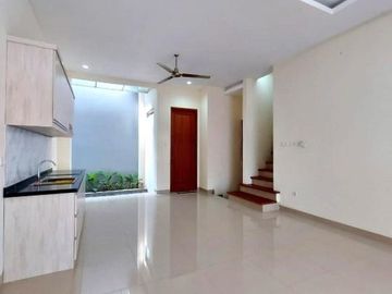 Rumah Cantik Siap Huni di Cirendeu 2 Lantai Dekat ke MRT Lebak Bulus