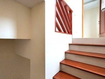 Rumah Cantik Siap Huni di Cirendeu 2 Lantai Dekat ke MRT Lebak Bulus