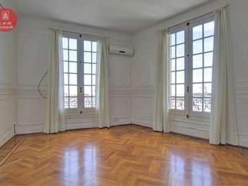 Basavilbaso y Av. Libertador - 3 amb en Venta - Edificio Histórico