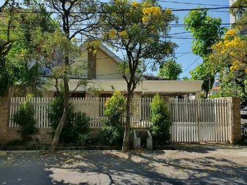 Rumah di Raya Ngagel Jaya Utara, Hadap Selatan, Carport 4 Mobil