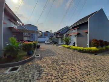 RUMAH BARU DALAM CLUSTER EKSKLUSIF DAN LINGKUNGAN NYAMAN PEKAYON JAYA