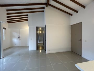 apartamento en arriendo en loma del esmeraldal. Cod A9434073