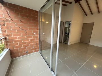 apartamento en arriendo en loma del esmeraldal. Cod A9434073