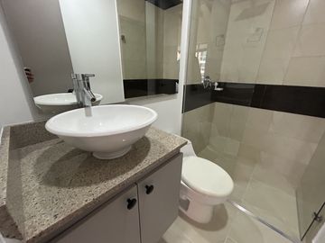 apartamento en arriendo en loma del esmeraldal. Cod A9434073