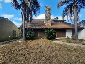 Casa en venta en Barrio Sarmiento