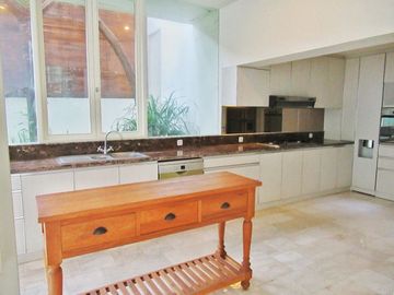 Disewakan Modern Town House di Cilandak dengan Kolam Renang dan Kondisi Unfurnished HSE-A0085