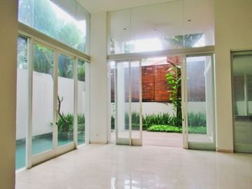 Disewakan Modern Town House di Cilandak dengan Kolam Renang dan Kondisi Unfurnished HSE-A0085