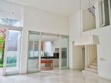 Disewakan Modern Town House di Cilandak dengan Kolam Renang dan Kondisi Unfurnished HSE-A0085