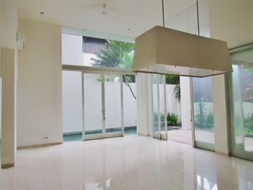Disewakan Modern Town House di Cilandak dengan Kolam Renang dan Kondisi Unfurnished HSE-A0085