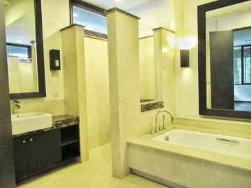 Disewakan Modern Town House di Cilandak dengan Kolam Renang dan Kondisi Unfurnished HSE-A0085