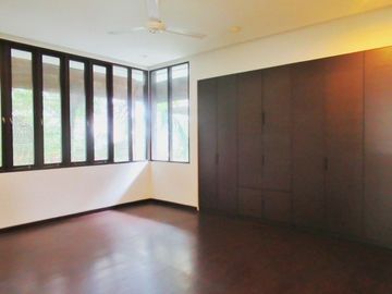Disewakan Modern Town House di Cilandak dengan Kolam Renang dan Kondisi Unfurnished HSE-A0085