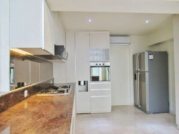 Disewakan Modern Town House di Cilandak dengan Kolam Renang dan Kondisi Unfurnished HSE-A0085