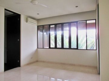 Disewakan Modern Town House di Cilandak dengan Kolam Renang dan Kondisi Unfurnished HSE-A0085