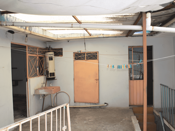 Casa Amplia con Uso de Suelo Mixto en San Sebastían Tecoloxtitlán, Iztapalapa.