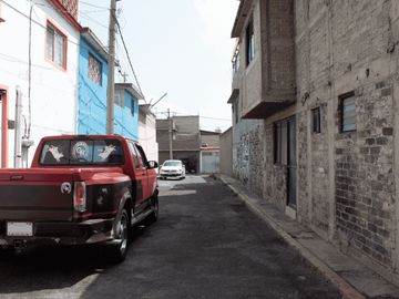 Casa Amplia con Uso de Suelo Mixto en San Sebastían Tecoloxtitlán, Iztapalapa.