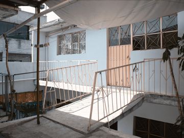 Casa Amplia con Uso de Suelo Mixto en San Sebastían Tecoloxtitlán, Iztapalapa.