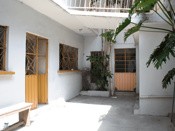 Casa Amplia con Uso de Suelo Mixto en San Sebastían Tecoloxtitlán, Iztapalapa.