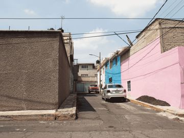 Casa Amplia con Uso de Suelo Mixto en San Sebastían Tecoloxtitlán, Iztapalapa.