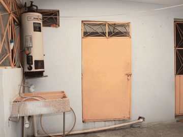 Casa Amplia con Uso de Suelo Mixto en San Sebastían Tecoloxtitlán, Iztapalapa.