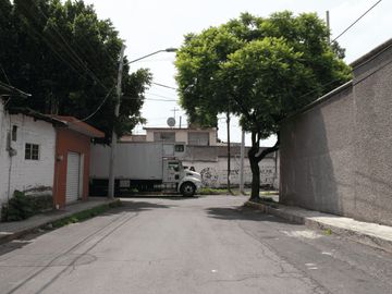 Casa Amplia con Uso de Suelo Mixto en San Sebastían Tecoloxtitlán, Iztapalapa.