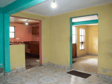 Casa Amplia con Uso de Suelo Mixto en San Sebastían Tecoloxtitlán, Iztapalapa.