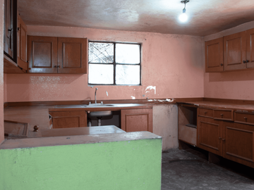 Casa Amplia con Uso de Suelo Mixto en San Sebastían Tecoloxtitlán, Iztapalapa.
