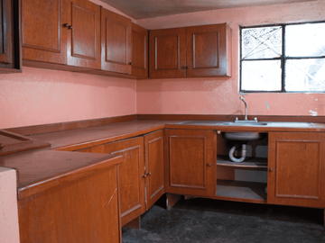 Casa Amplia con Uso de Suelo Mixto en San Sebastían Tecoloxtitlán, Iztapalapa.