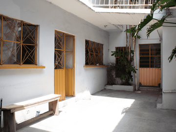 Casa Amplia con Uso de Suelo Mixto en San Sebastían Tecoloxtitlán, Iztapalapa.