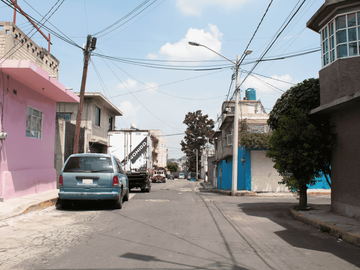Casa Amplia con Uso de Suelo Mixto en San Sebastían Tecoloxtitlán, Iztapalapa.